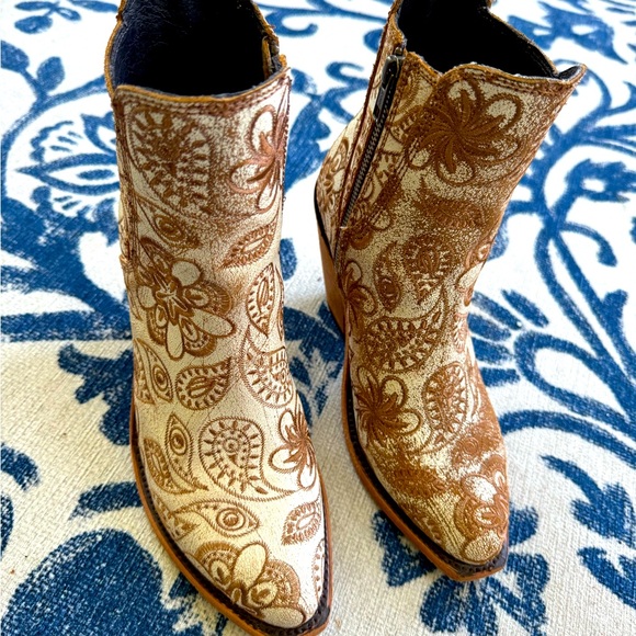 Beautiful boots size 8.5 - Picture 2 of 5